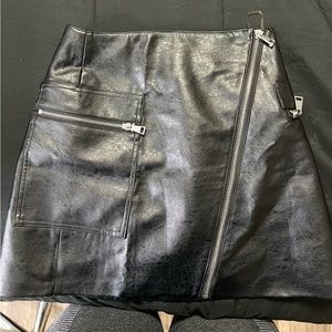 SMALL ZIP UP LEATHER SKIRT
